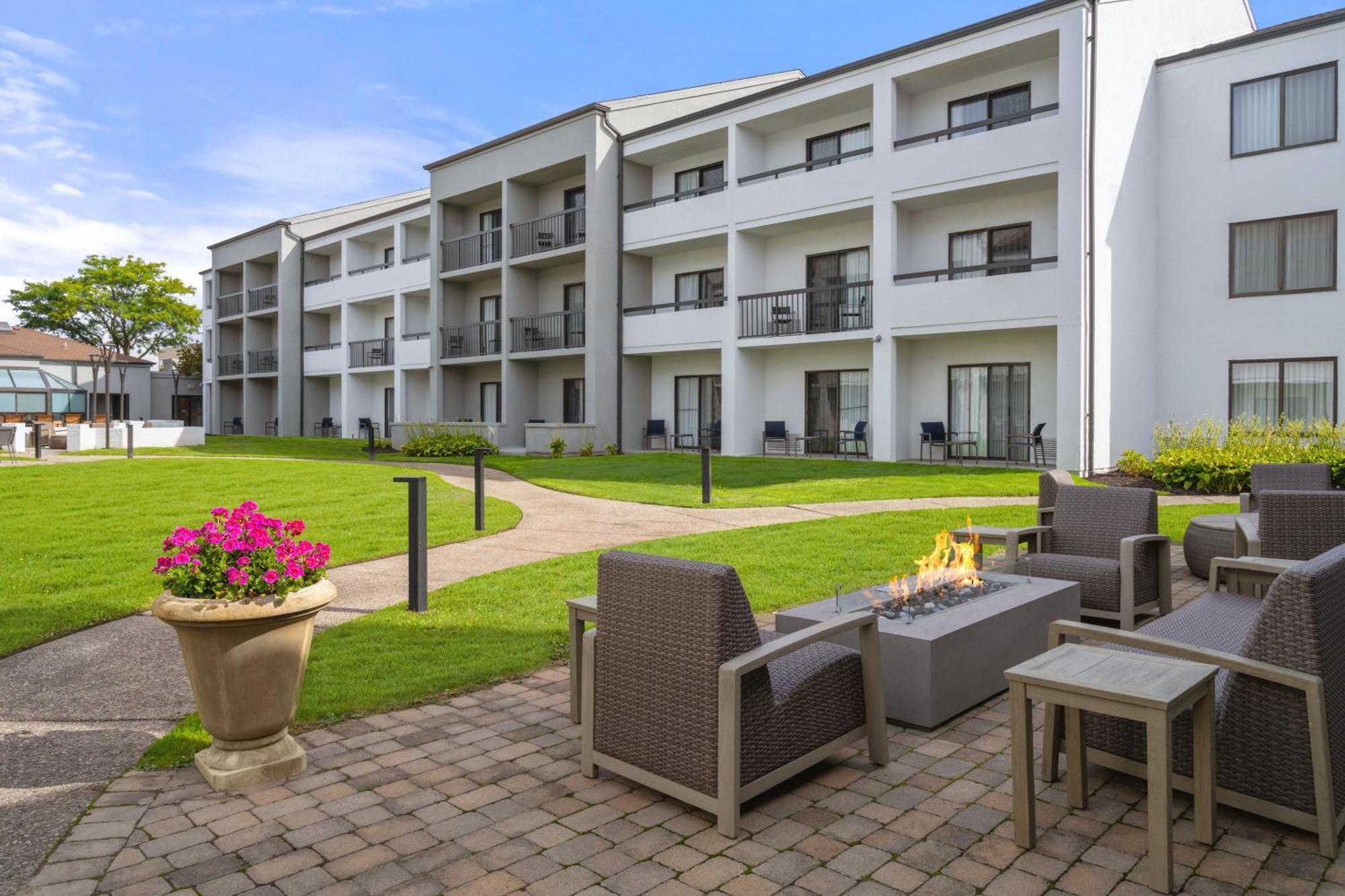 Hotel Courtyard By Marriott Detroit Livonia Exterior foto