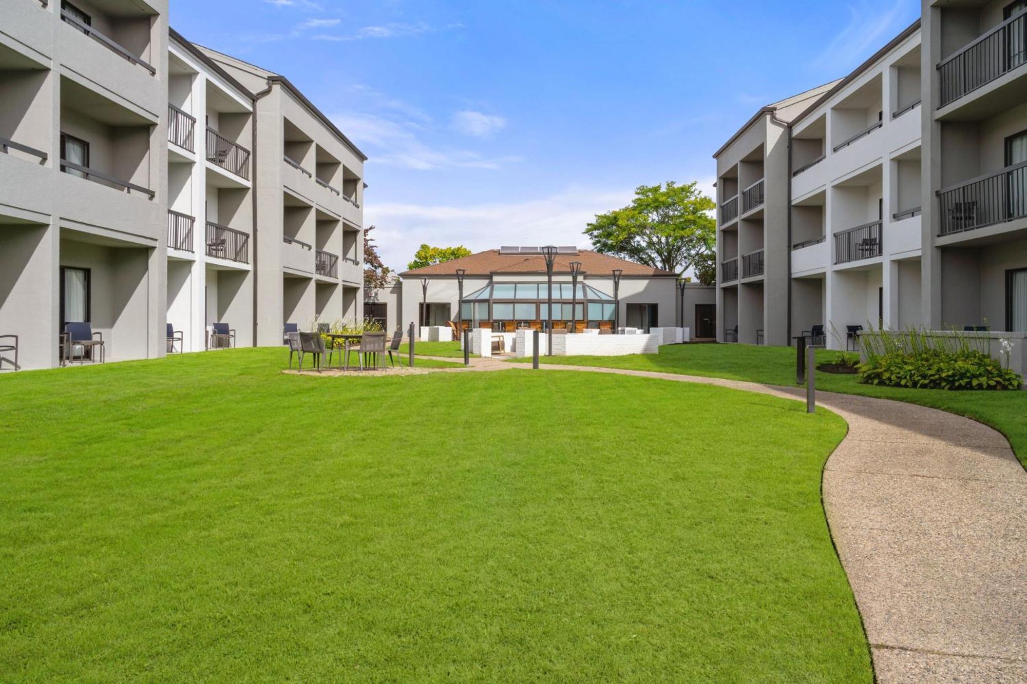 Hotel Courtyard By Marriott Detroit Livonia Exterior foto